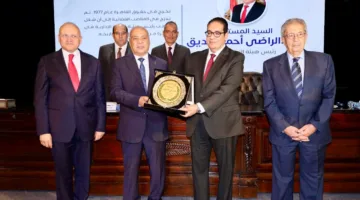 تكريم رئيس هيئة النيابة الإدارية باحتفالية كلية الحقوق بجامعة القاهرة .. صور