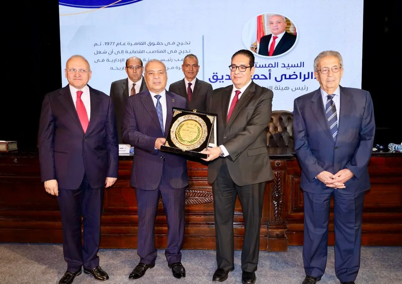 تكريم رئيس هيئة النيابة الإدارية باحتفالية كلية الحقوق بجامعة القاهرة .. صور تكريم رئيس هيئة النيابة الإدارية باحتفالية كلية الحقوق بجامعة القاهرة .. صور