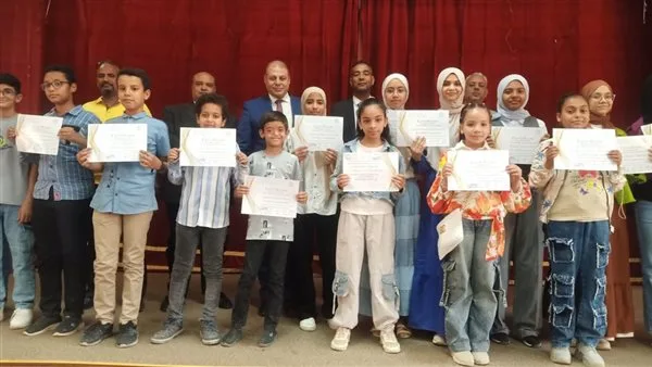 تكريم مدير مدرسة ابو حزام الابتدائية و معلمة جنوب قنا تكريم مدير مدرسة ابو حزام الابتدائية و معلمة جنوب قنا