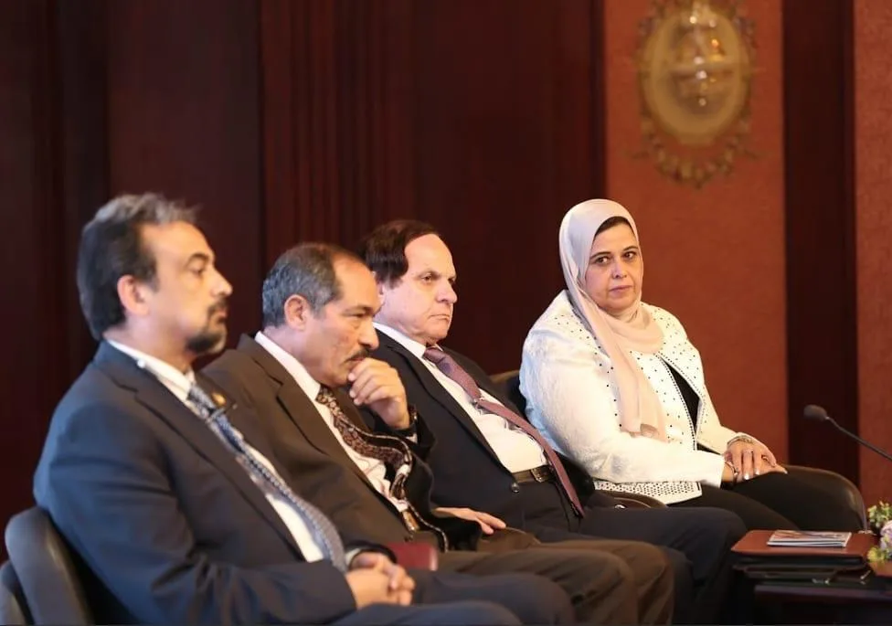تكريم نائب وزير الصحة خلال المؤتمر العلمي الثامن لمعهد الإعلام العالي الدولي بالشروق تكريم نائب وزير الصحة خلال المؤتمر العلمي الثامن لمعهد الإعلام العالي الدولي بالشروق