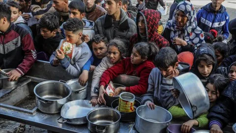 تكية وحيدة بتل الزعتر.. ملاذ آلاف الهاربين من المجاعة في غزة تكية وحيدة بتل الزعتر.. ملاذ آلاف الهاربين من المجاعة في غزة