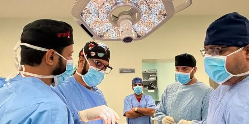 تنفيذ أول جراحة لعلاج الجنف التنكسي في مستشفى نزوى