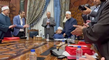 تواضع الإمام الطيب: شيخ الأزهر يتيح لطفل الجلوس على كرسيه ويستمع إليه وهو يقرأ بعض النصوص العلمية | فيديو