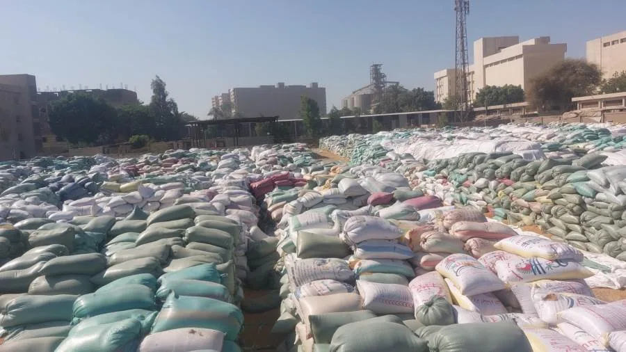 توريد 132 ألف طن من القمح المحلي إلى 28 موقع تخزين في أسيوط منذ بدء العمليات. توريد 132 ألف طن من القمح المحلي إلى 28 موقع تخزين في أسيوط منذ بدء العمليات.