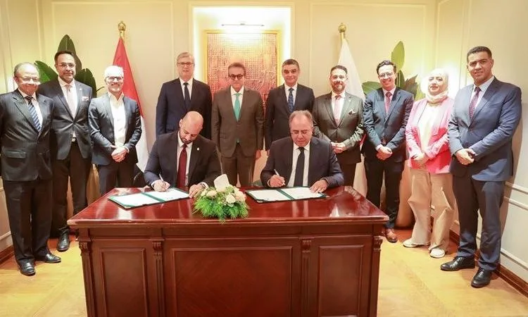 توقيع اتفاقية شراكة بين وزارة الصحة وشركة “فيليبس” لتعزيز الصناعة المحلية توقيع اتفاقية شراكة بين وزارة الصحة وشركة “فيليبس” لتعزيز الصناعة المحلية