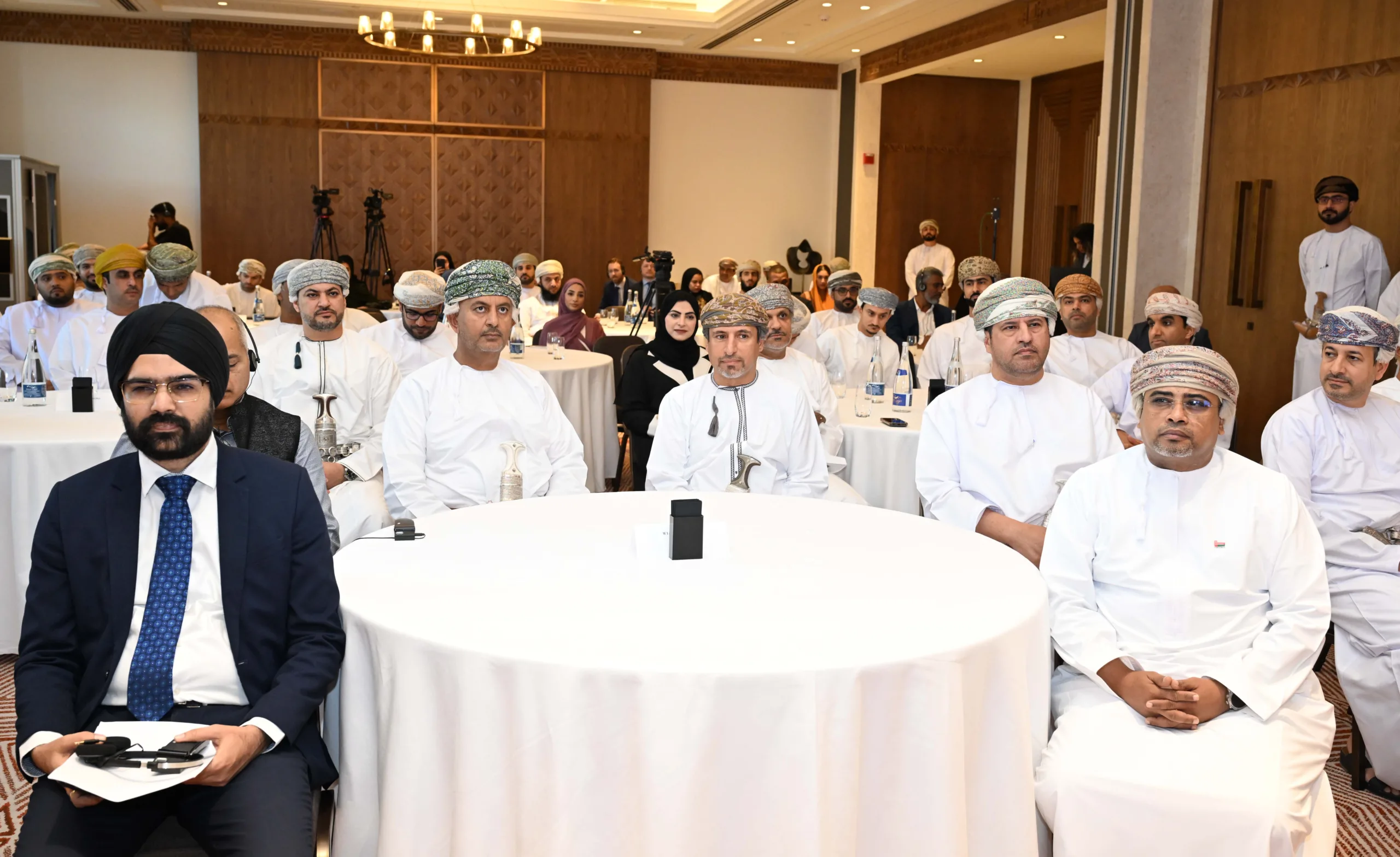 توقيع عقود تطوير المشروع وحقوق استخدام الأرض للمرحلتين الثانية والثالثة من مشروع “أكمي” للهيدروجين الأخضر والأمونيا الخضراء.