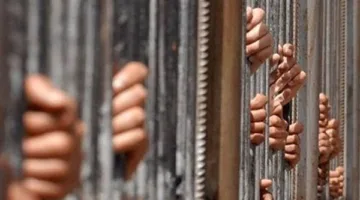 توقيف خمسة أشخاص بتهمة تهريب 10 كيلوغرامات من المخدرات وحيازة أسلحة متنوعة في أسوان