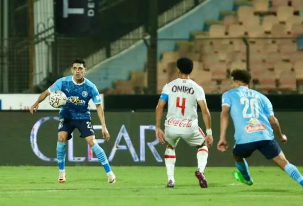 توني بوليس الويلزي يؤازر الزمالك في مواجهة بيراميدز من مقصورة ملعب القاهرة توني بوليس الويلزي يؤازر الزمالك في مواجهة بيراميدز من مقصورة ملعب القاهرة