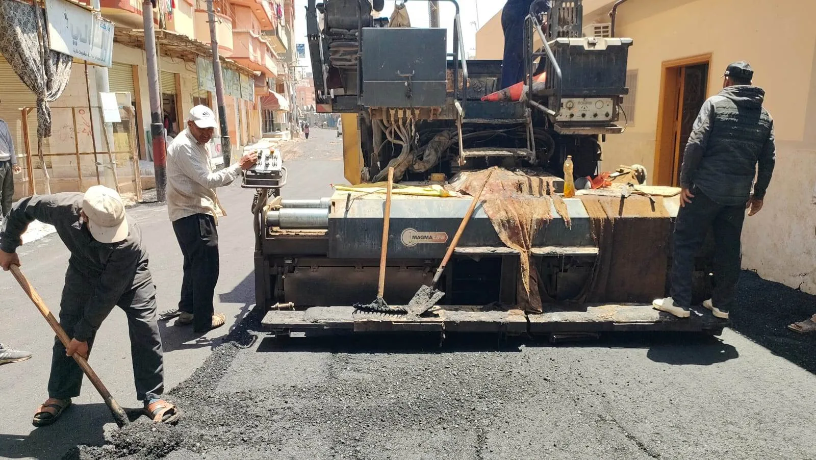 تيسيرًا للحركة المرورية ولخدمة المواطنين.. رصف شارع ترعة الرشيدية بالمحمودية.. صور تيسيرًا للحركة المرورية ولخدمة المواطنين.. رصف شارع ترعة الرشيدية بالمحمودية.. صور