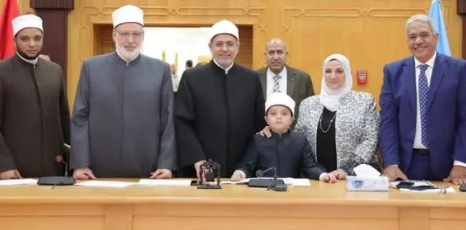 جامعة الأزهر تكرم الطالب أنس مصطفى ربيع لإبداعه في حفظ القرآن الكريم والمتون جامعة الأزهر تكرم الطالب أنس مصطفى ربيع لإبداعه في حفظ القرآن الكريم والمتون