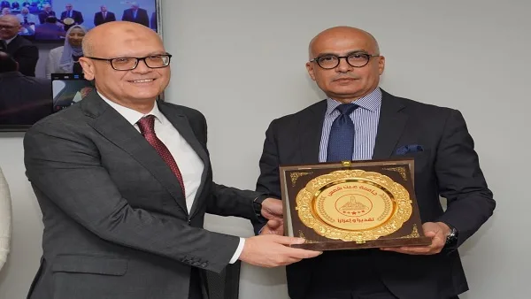 جامعة عين شمس تكرم الدكتور خالد قدري والدكتور عمر الحسيني تقديرًا لإسهاماتهما. جامعة عين شمس تكرم الدكتور خالد قدري والدكتور عمر الحسيني تقديرًا لإسهاماتهما.