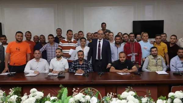 جبران يُسلم عقود عمل للمتقدمين على وظائف بالإمارات جبران يُسلم عقود عمل للمتقدمين على وظائف بالإمارات