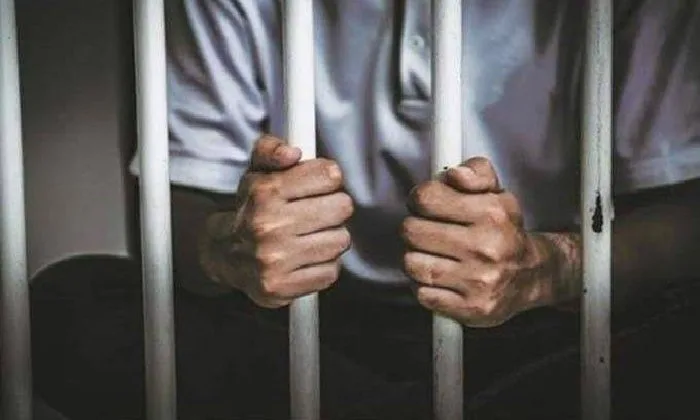 حبس مدى الحياة لعامل بتهمة حيازة المخدرات والسلاح في شبرا الخيمة حبس مدى الحياة لعامل بتهمة حيازة المخدرات والسلاح في شبرا الخيمة