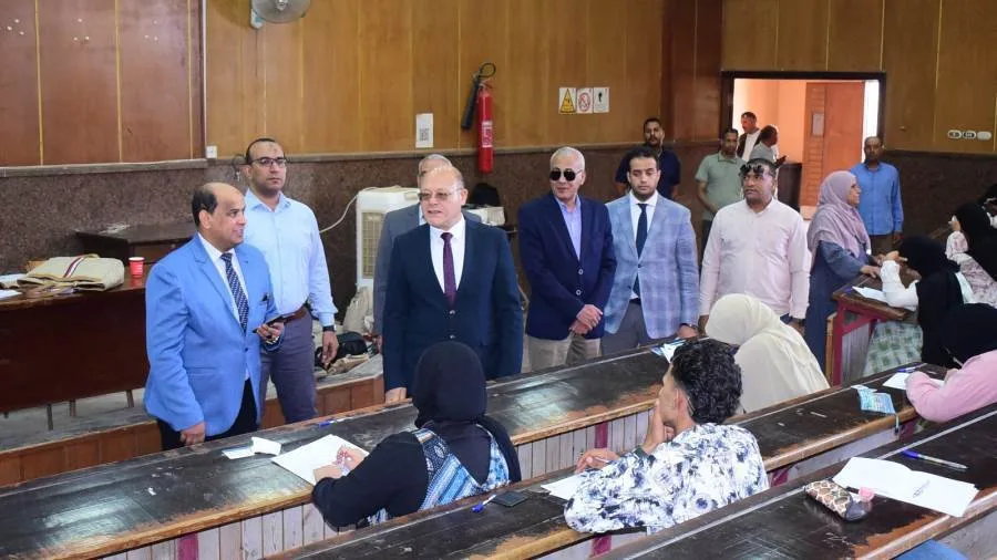 جولات ميدانية لرئيس جامعة سوهاج لمتابعة سير الامتحانات في كليات الحاسبات، الهندسة، والحقوق جولات ميدانية لرئيس جامعة سوهاج لمتابعة سير الامتحانات في كليات الحاسبات، الهندسة، والحقوق