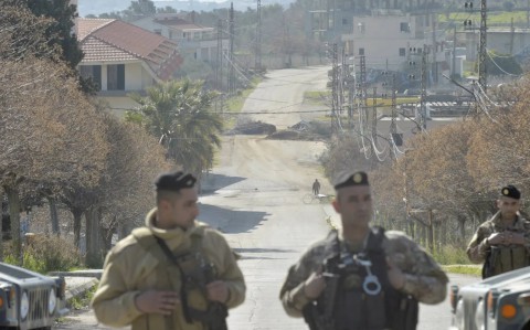 جيش لبنان يعلن تسلمه من “حماس” فلسطينيا مشتبها بإطلاق صواريخ على إسرائيل والسلطات تباشر التحقيق معه جيش لبنان يعلن تسلمه من “حماس” فلسطينيا مشتبها بإطلاق صواريخ على إسرائيل والسلطات تباشر التحقيق معه