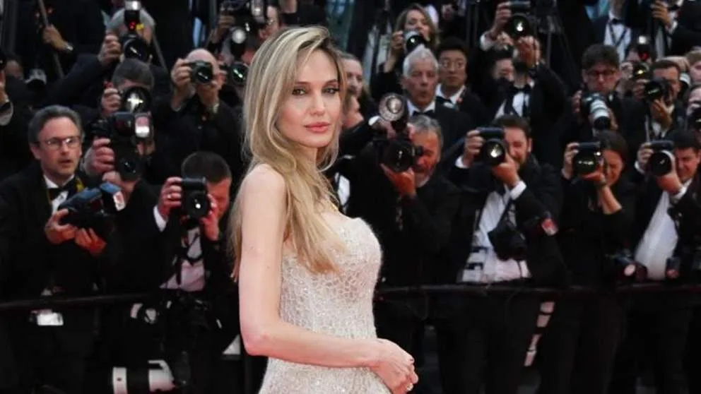 حارسا إنجلينا جولي الشخصيان يجذبان الأنظار في مهرجان كان 2025 حارسا إنجلينا جولي الشخصيان يجذبان الأنظار في مهرجان كان 2025