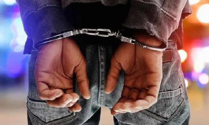اعتقال طالب بتهمة الاعتداء على زميله وإصابته في الوراق اعتقال طالب بتهمة الاعتداء على زميله وإصابته في الوراق