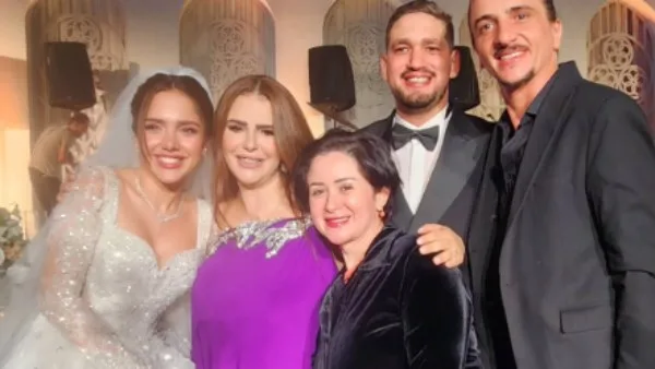 حبيبتي وبنت حبيبتي.. دنيا عبدالعزيز تهنئ رنا رئيس بحفل زفافها حبيبتي وبنت حبيبتي.. دنيا عبدالعزيز تهنئ رنا رئيس بحفل زفافها