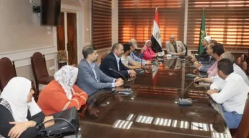 «حجاج بيت الله أمانة».. محافظ القليوبية يلتقي بمشرفي بعثة الحج ويشدد على خدمتهم