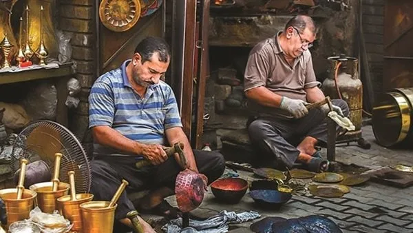 حراس التراث.. حرفيون على درب الأجداد: نحافظ على «الصنعة» من الاندثار حراس التراث.. حرفيون على درب الأجداد: نحافظ على «الصنعة» من الاندثار