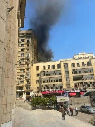 حريق في عقار أعلى بنك شهير بوسط البلد حريق في عقار أعلى بنك شهير بوسط البلد