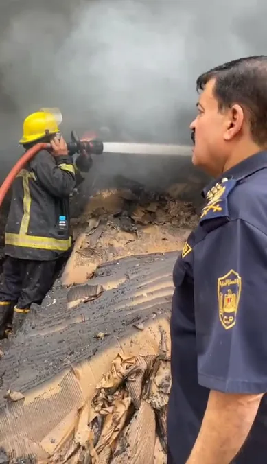 حريق في مستودع كرتون بالسلام.. والدفاع المدني يسيطر على النيران دون تسجيل إصابات | صور حريق في مستودع كرتون بالسلام.. والدفاع المدني يسيطر على النيران دون تسجيل إصابات | صور