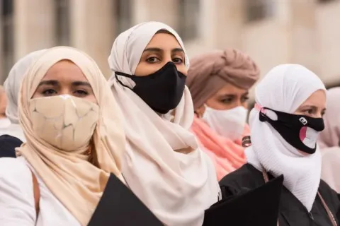 حزب ماكرون يسعى لحظر الحجاب على القاصرات في الأماكن العامة حزب ماكرون يسعى لحظر الحجاب على القاصرات في الأماكن العامة