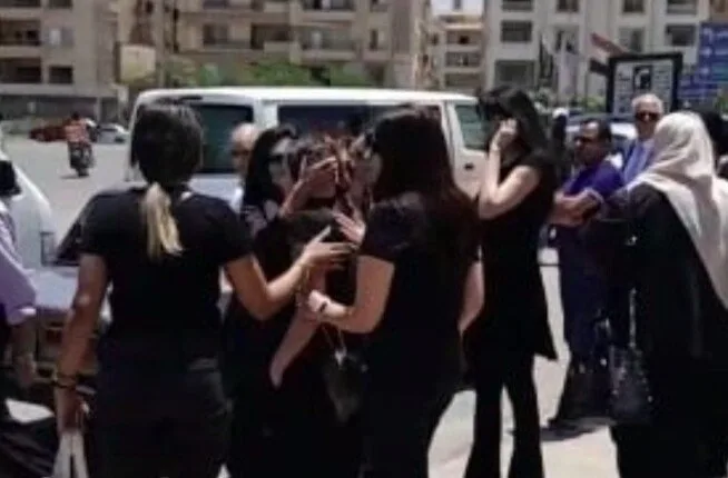 حزن ووداع… لحظات من جنازة جدّة وئام مجدي «تيته نوال»