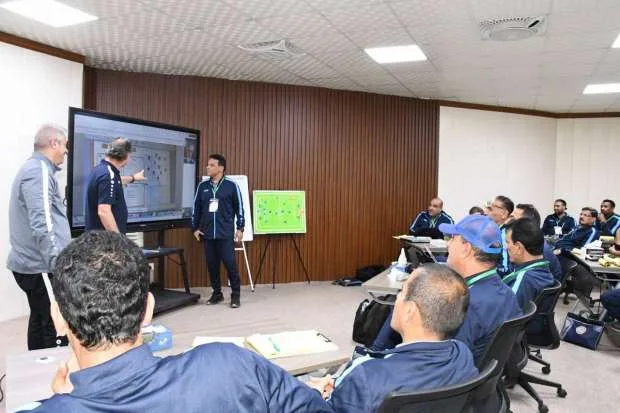 حسام البدري يتحدث عن مستقبله مع أهلي طرابلس عقب توقف الدوري الليبي حسام البدري يتحدث عن مستقبله مع أهلي طرابلس عقب توقف الدوري الليبي