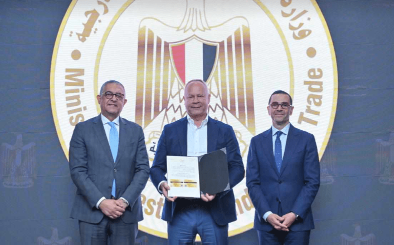 حسن الخطيب يمنح 6 رخص ذهبية جديدة للمشاريع الاستثمارية. حسن الخطيب يمنح 6 رخص ذهبية جديدة للمشاريع الاستثمارية.