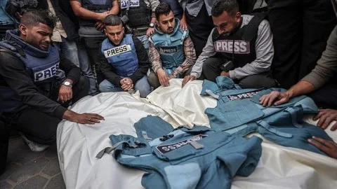 حكومة غزة: ارتفاع عدد الشهداء الصحفيين إلى 213 شخصا منذ بدء الإبادة حكومة غزة: ارتفاع عدد الشهداء الصحفيين إلى 213 شخصا منذ بدء الإبادة