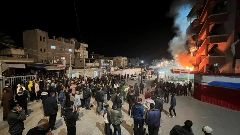 حكومة غزة تستنكر هجوم إسرائيل على مستشفى ناصر وتطالبت بتحقيق دولي عاجل. حكومة غزة تستنكر هجوم إسرائيل على مستشفى ناصر وتطالبت بتحقيق دولي عاجل.