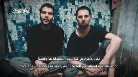 حماس تنشر فيديو لرهينتين إسرائيليين على قيد الحياة يدعو فيه أحدهما إلى وضع حد للحرب الدائرة في القطاع حماس تنشر فيديو لرهينتين إسرائيليين على قيد الحياة يدعو فيه أحدهما إلى وضع حد للحرب الدائرة في القطاع