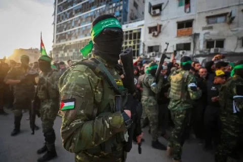 “حماس” تنفي اتهامات ترامب لها بالاستيلاء على المساعدات في غزة وتعتبر “ترديدا مستغرَبا لأكاذيب” حكومة نتنياهو لتبرير جريمة تجويع الفلسطينيين وتؤكد أنها تتناقض مع تقارير الأمم المتحدة والمنظمات الإنسانية “حماس” تنفي اتهامات ترامب لها بالاستيلاء على المساعدات في غزة وتعتبر “ترديدا مستغرَبا لأكاذيب” حكومة نتنياهو لتبرير جريمة تجويع الفلسطينيين وتؤكد أنها تتناقض مع تقارير الأمم المتحدة والمنظمات الإنسانية