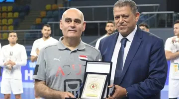 خالد فتحي يكرم باستور ويهديه درع اتحاد كرة اليد