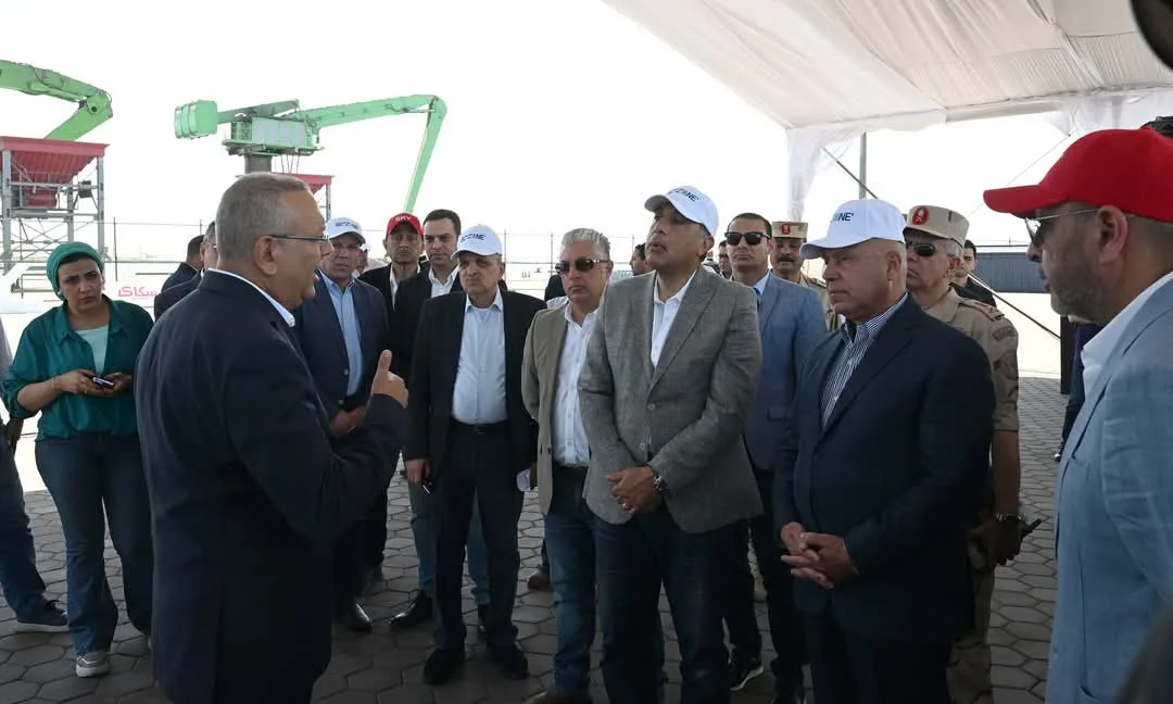 خلال جولته بشرق بورسعيد: رئيس الوزراء يتفقد مشروعي "رووتس" و"سكاي للموانيء" خلال جولته بشرق بورسعيد: رئيس الوزراء يتفقد مشروعي "رووتس" و"سكاي للموانيء"
