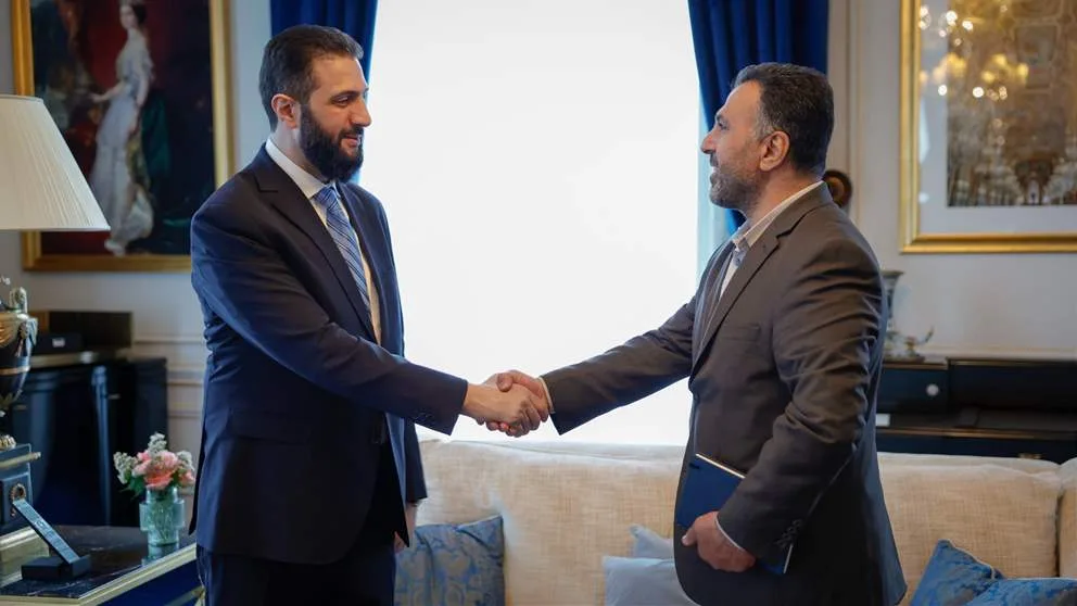 خلال زيارته فرنسا.. الشرع يلتقي بـ"فاضح" نظام بشار الأسد خلال زيارته فرنسا.. الشرع يلتقي بـ"فاضح" نظام بشار الأسد