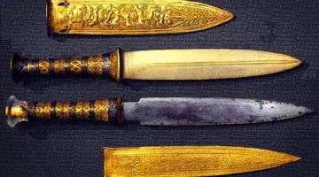 خنجريان مذهبان من الذهب والحديد للملك توت عنخ آمون في المتحف المصري الكبير
