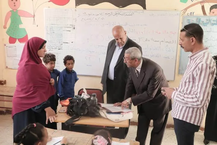 «د. سامي فضل يقوم بإجراء تقييمات ومراقبة امتحانات في العديد من مدارس الخارجة» «د. سامي فضل يقوم بإجراء تقييمات ومراقبة امتحانات في العديد من مدارس الخارجة»