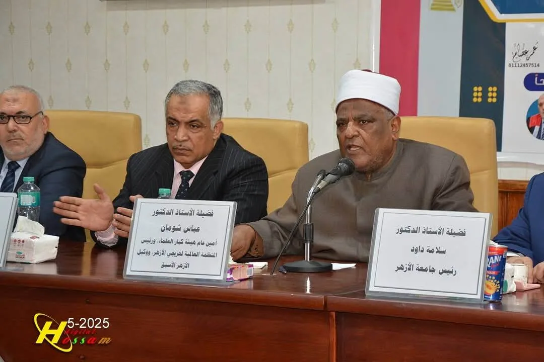 د. شومان يشدد على أهمية اختيار مصادر المعرفة ويشير إلى مخاطر وسائل التواصل الاجتماعي.