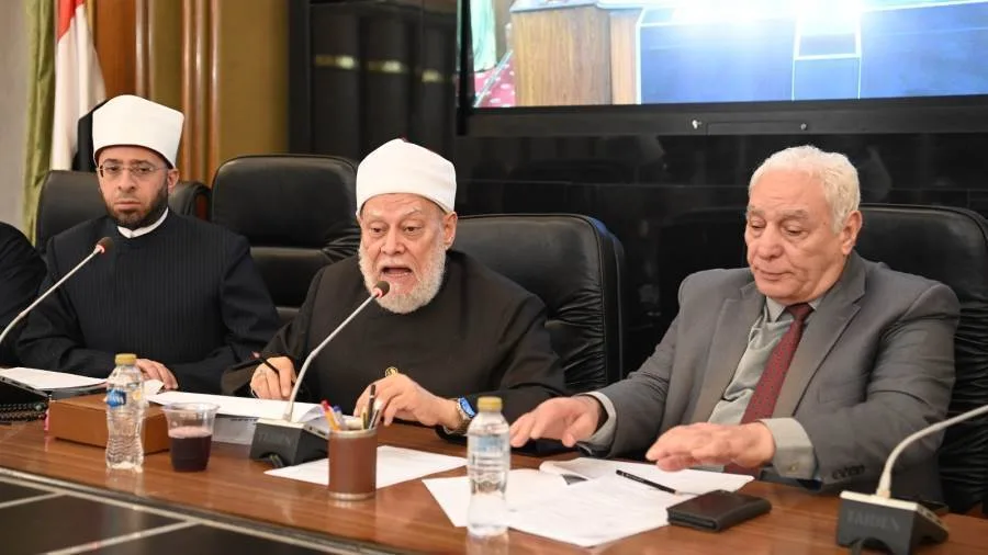 د علي جمعة يوجه لوما لممثل الأزهر: لماذا أعلنتم رفض القانون في الإعلام واللجنة ما زالت تناقشه د علي جمعة يوجه لوما لممثل الأزهر: لماذا أعلنتم رفض القانون في الإعلام واللجنة ما زالت تناقشه