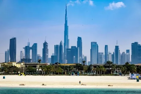 درجات الحرارة في الإمارات تصل إلى مستويات غير مسبوقة، متجاوزة 50 درجة مئوية
