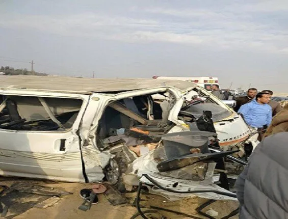دماء على الطريق.. 13 إصابة نتيجة حادث تصادم في الطريق الصحراوي