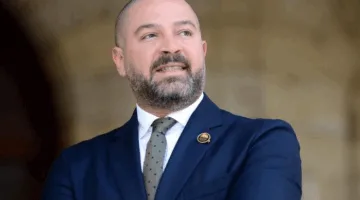 دياب يسلط الضوء على “تغيرات جذرية” في كرة القدم المصرية: دمج الأندية خيار متاح.. وقرارات الأهلي تتماشى مع القانون