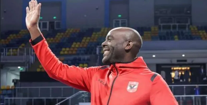 ديفيد ديفيز يبرم اتفاقيات التدريب مع فريق كرة اليد في الأهلي