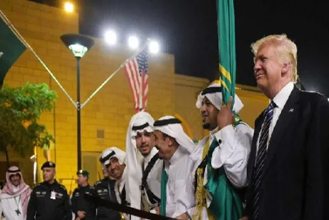 رؤساء أميركيون زاروا السعودية: رقص بالسيف وبلورة مضيئة وسلام بقبضة اليد رؤساء أميركيون زاروا السعودية: رقص بالسيف وبلورة مضيئة وسلام بقبضة اليد