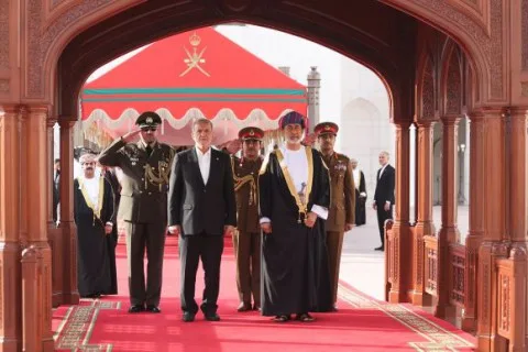 رئيس إيران يتوجه إلى عمان كوسيط بين طهران وواشنطن لتعزيز العلاقات مع الدول المجاورة وبحث سبل تعزيز السلام والاستقرار في المنطقة ومواجهة الجرائم في غزة. رئيس إيران يتوجه إلى عمان كوسيط بين طهران وواشنطن لتعزيز العلاقات مع الدول المجاورة وبحث سبل تعزيز السلام والاستقرار في المنطقة ومواجهة الجرائم في غزة.