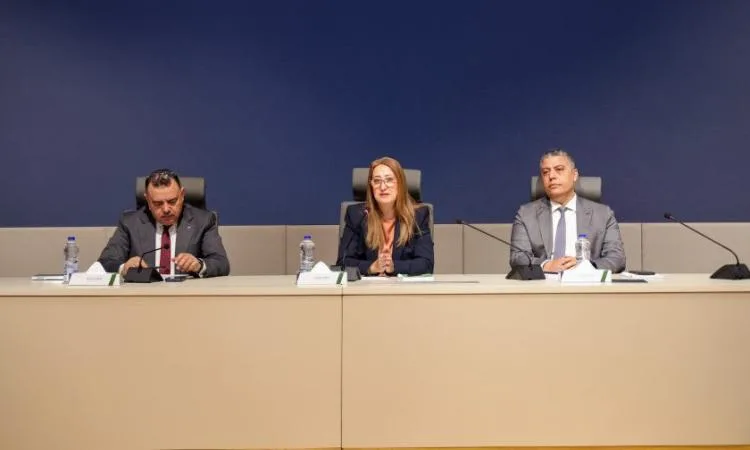 رئيس البريد: العاملون هم الركيزة الأساسية للنجاح ونعمل على تحديث الخدمات رئيس البريد: العاملون هم الركيزة الأساسية للنجاح ونعمل على تحديث الخدمات