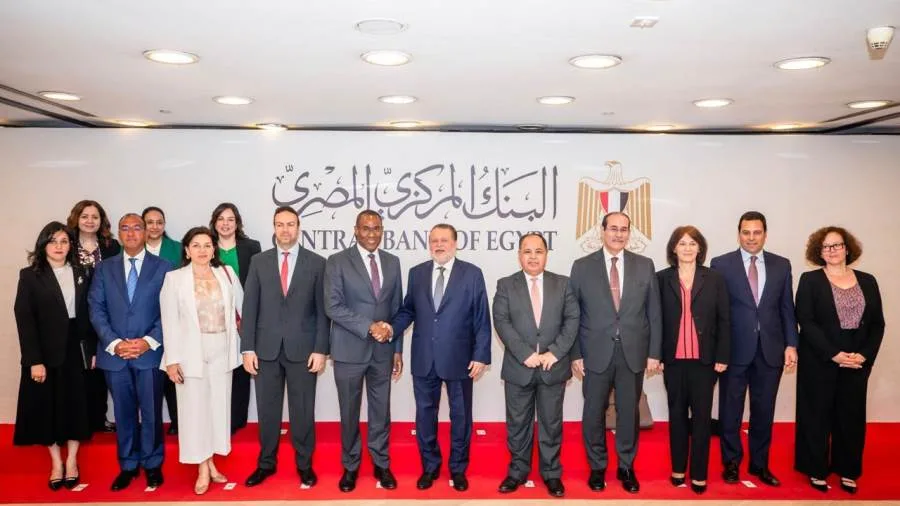 محافظ البنك المركزي المصري يرحب بنائب المدير العام لصندوق النقد الدولي والوفد المرافق له محافظ البنك المركزي المصري يرحب بنائب المدير العام لصندوق النقد الدولي والوفد المرافق له