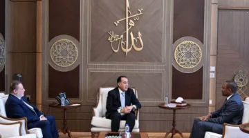 رئيس الحكومة يلتقي بنائب مدير صندوق النقد الدولي وسط حضور محافظ البنك المركزي.